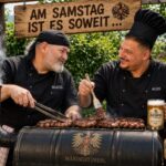 Zwei leidenschaftliche Köche hinter dem Holzkohlengrill
